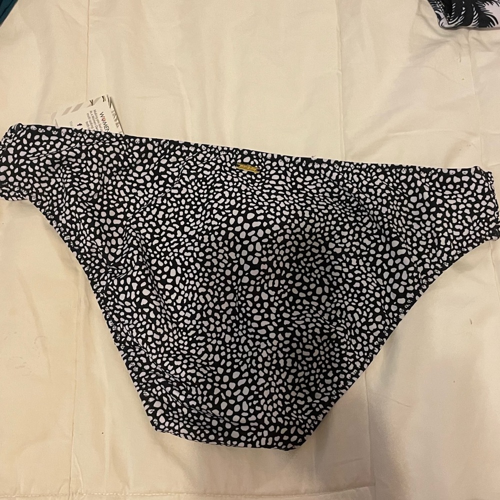 L. Black/White. Bottom - Picture 2 of 5